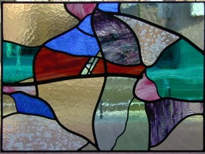 Raamhanger uitgevoerd in glas in lood van bestaande kleuren glas