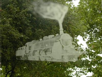 Gezandstraald raam met treinafbeelding 