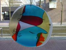 Raamhanger uitgevoerd in gefused Bullseye glas met gezandstraalde rand